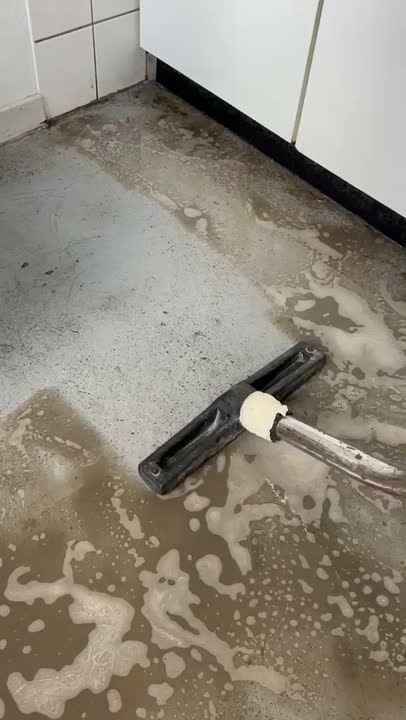 Bodenreinigung mit Nasssauger
